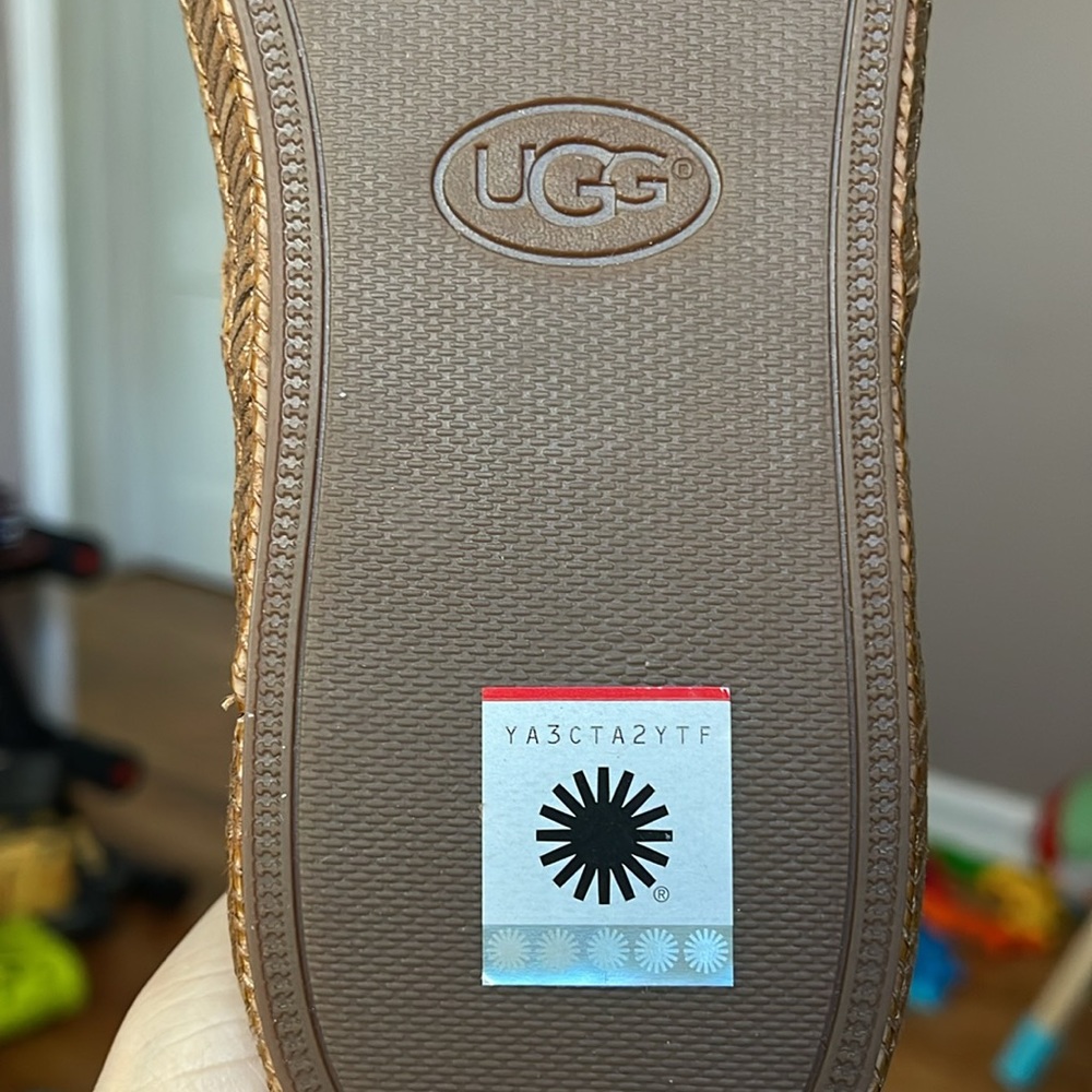 UGG - Picture 3 of 4